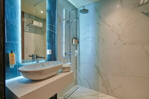 Shower, rainfall showerhead, hair dryer, towels -  Stayhere Rabat - Agdal 4 - Hotel (Rabat)