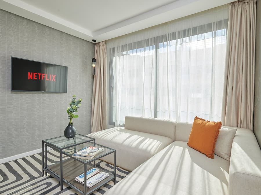 Premium Suite | Ruang tamu | 43 inci sebuah televisyen pintar dengan satelit