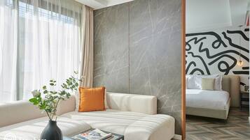 프리미엄 스위트 | 거실 공간 | 위성 채널 시청이 가능한 43인치 스마트 TV