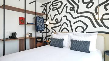 Ropa de cama de alta calidad y caja de seguridad en la habitación