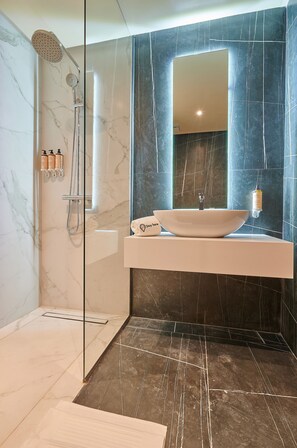 Executive Penthouse | Bathroom | Shower, rainfall showerhead, hair dryer, towels