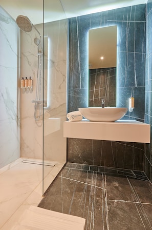 Executive Penthouse | Bathroom | Shower, rainfall showerhead, hair dryer, towels