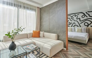 Suite Premium | Zona de estar | Smart TV de 43 pulgadas con canales por satélite