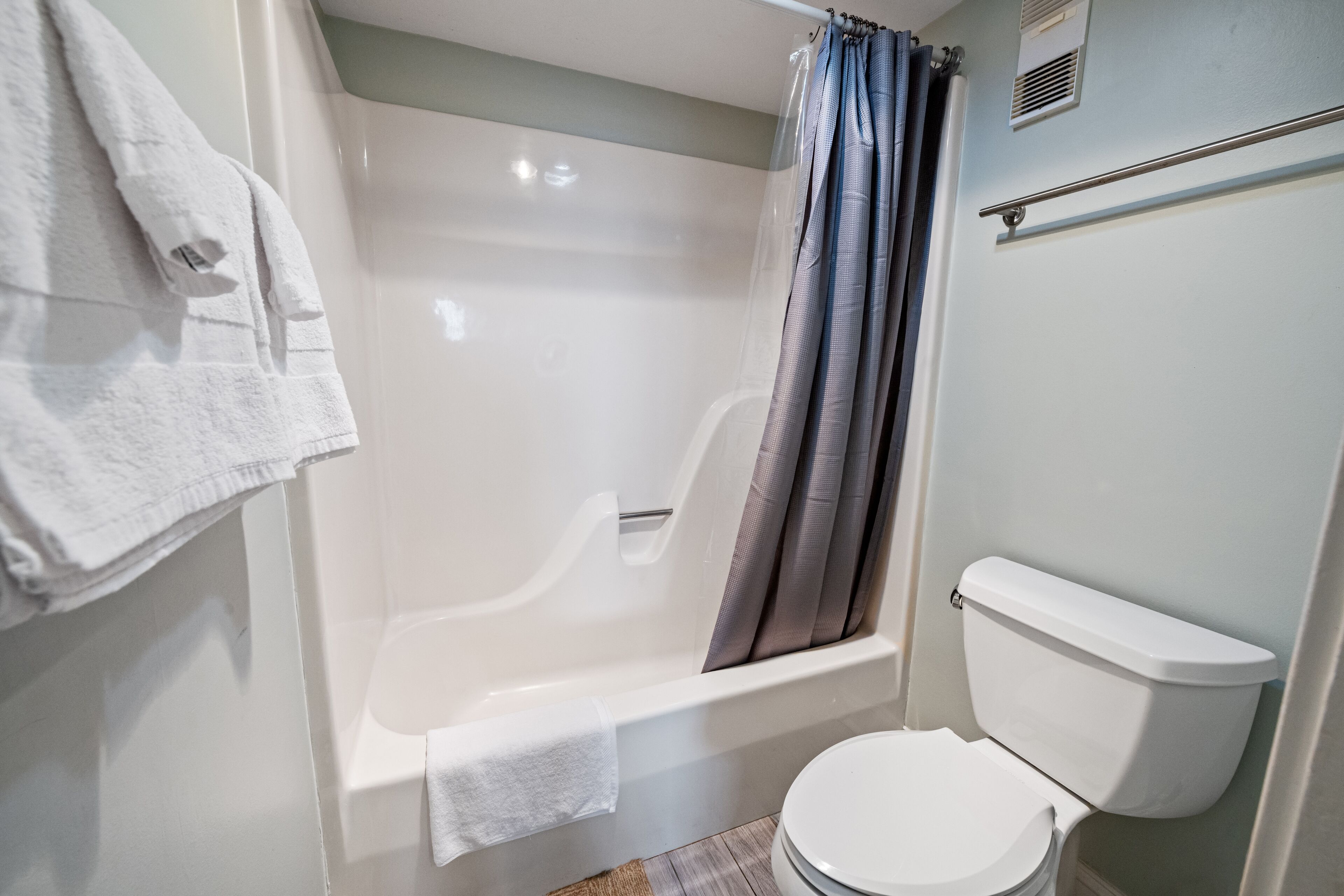 Une salle de bain avec une baignoire, des toilettes et un porte-serviettes.