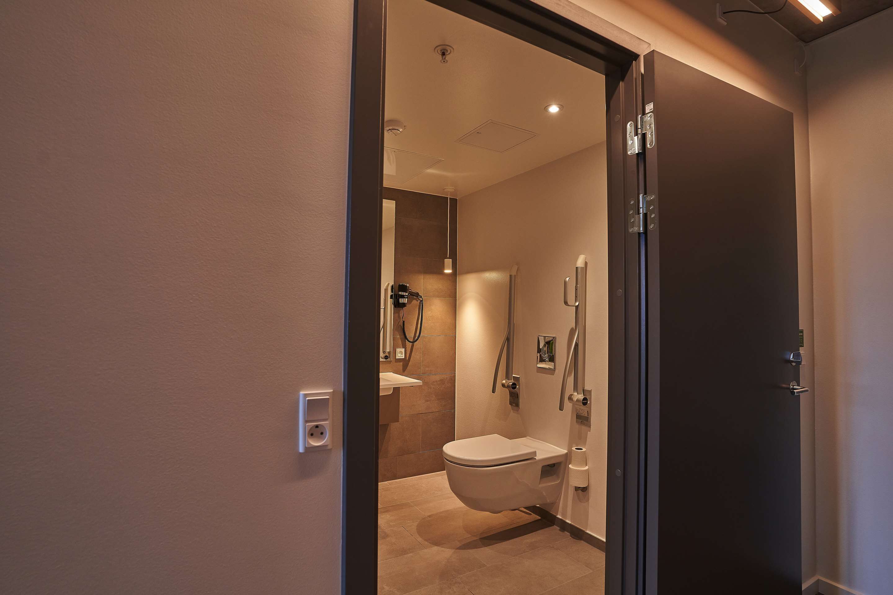 Ein modernes Badezimmer mit Toilette, Dusche und Waschbecken.