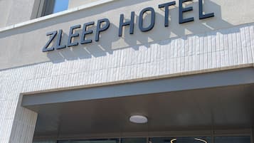 En byggnad med en skylt som visar texten ”ZLEEP HOTEL”.