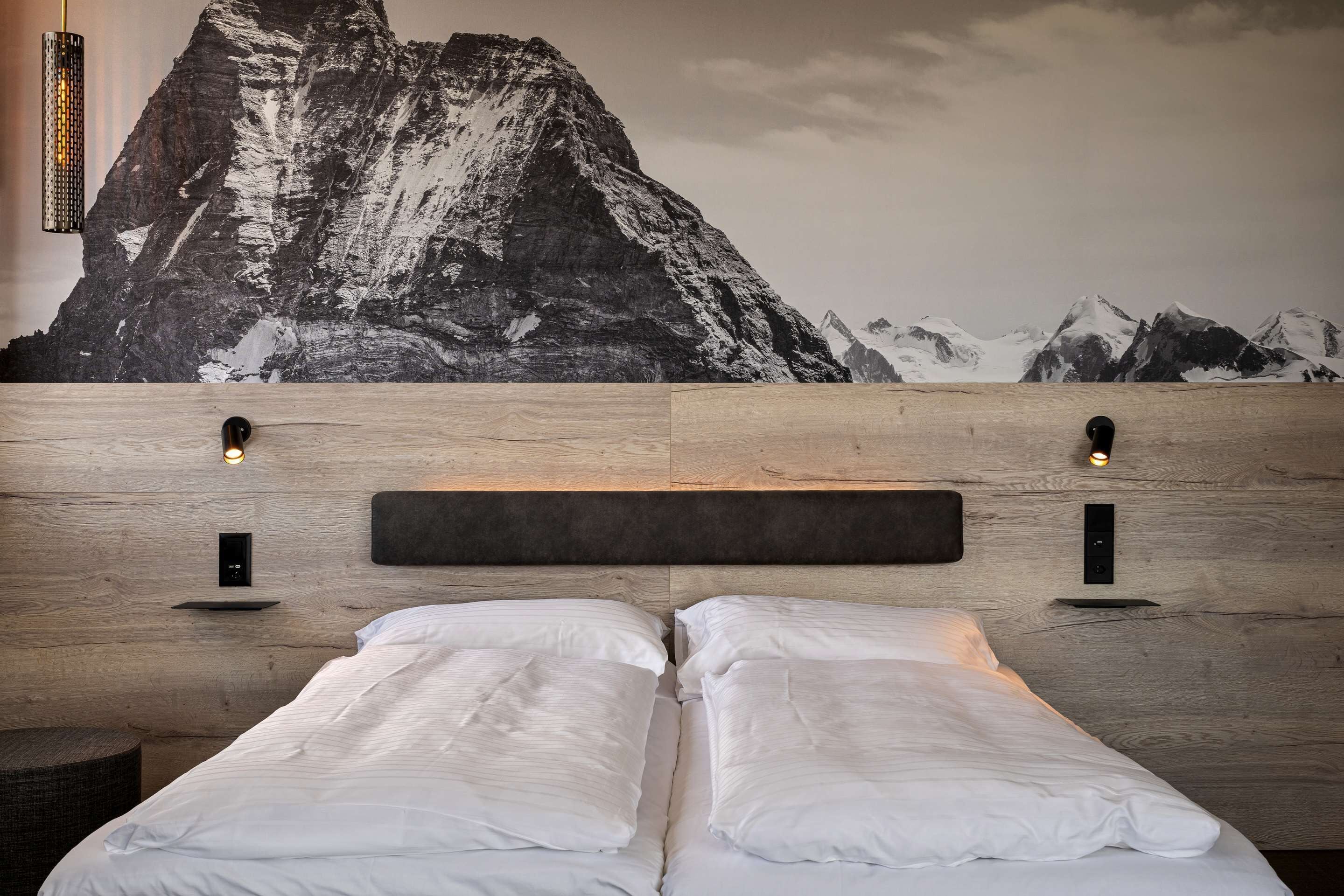 Schreibtisch, laptopgeeigneter Arbeitsplatz, schallisolierte Zimmer