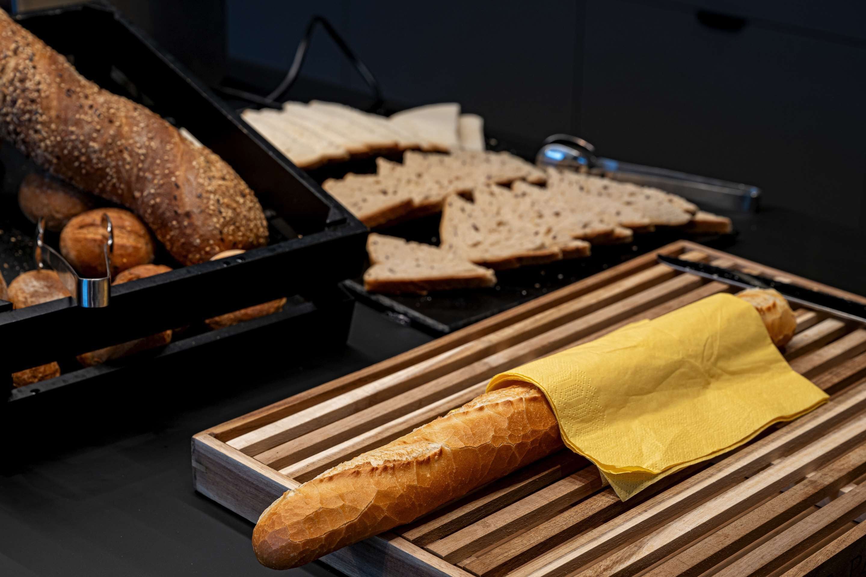 Diverse pagnotte e dolci su assi di legno.
