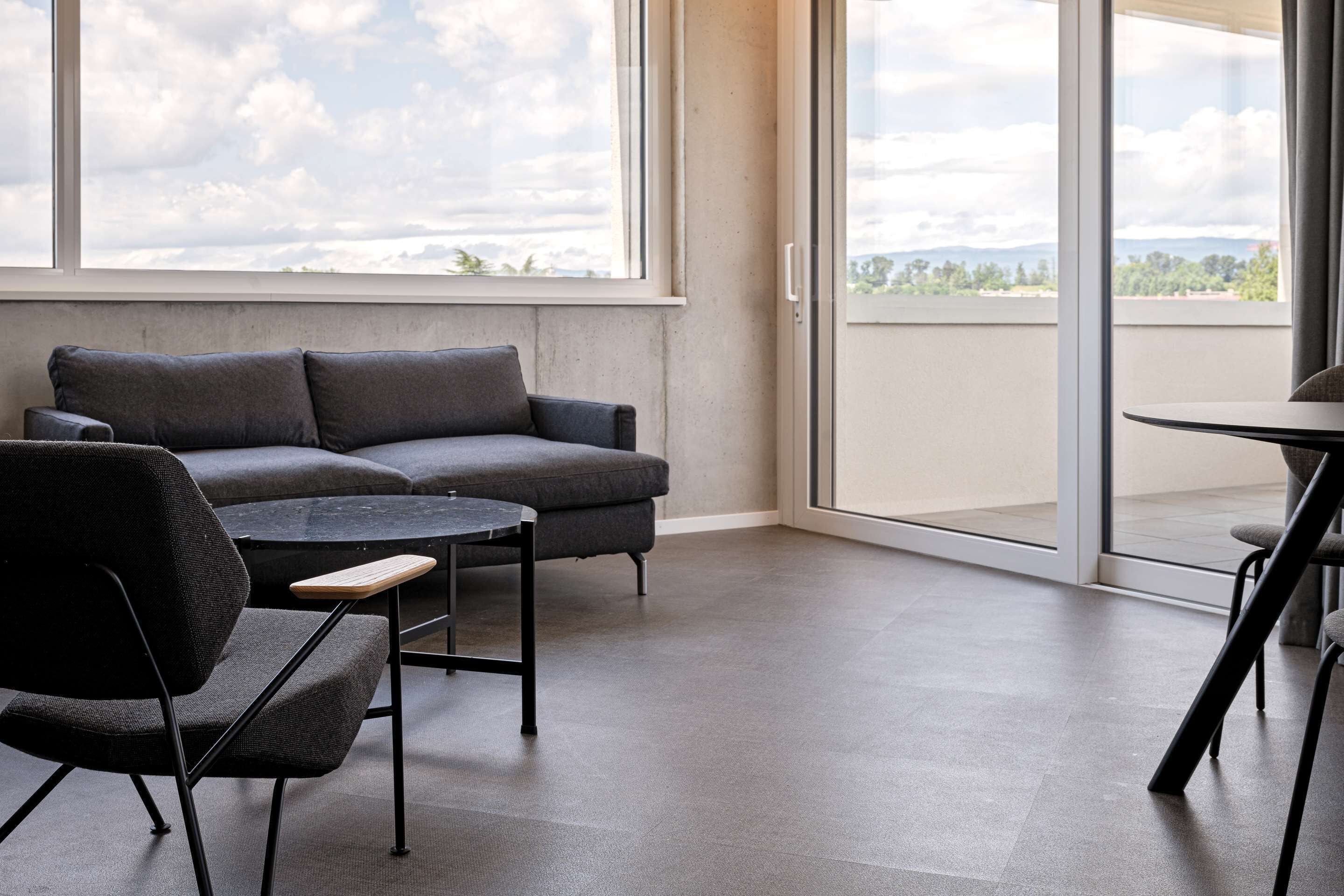 Schreibtisch, laptopgeeigneter Arbeitsplatz, schallisolierte Zimmer