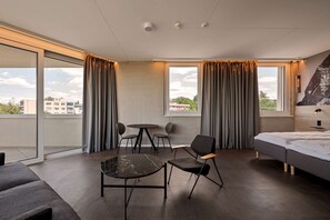 Desk, laptop workspace, soundproofing, free WiFi