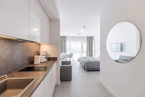 Tabla de planchar con plancha, wifi y ropa de cama 