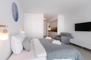 Iron/ironing board, WiFi, bed sheets