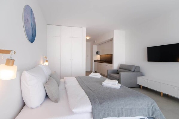 Iron/ironing board, WiFi, bed sheets