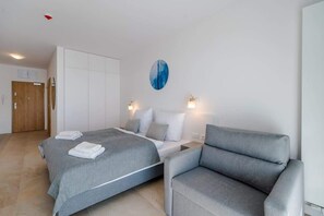 Iron/ironing board, WiFi, bed sheets