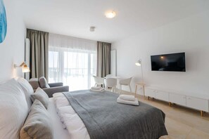 Tabla de planchar con plancha, wifi y ropa de cama 