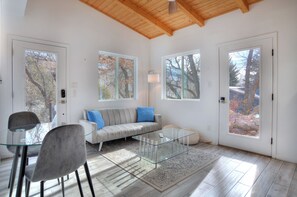 Smart TV - Fully Remodeled Cabin with Deck - 10 Minutes to DGO - AC (Durango)