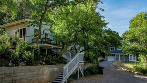 Zona residencial con una casa, una escalera y un camino de acceso.