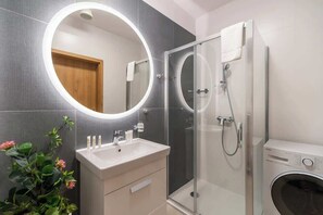 Dusche, Haartrockner, Shampoo
