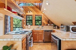 Microwave, oven, stovetop, dishwasher - This apartment is a 1 bedroom(s), 1 bathrooms, located in Shaver Lake, CA. (Shaver Lake)