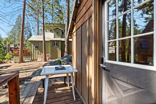 Raccoons Hallow is a cute studio apartment centrally located in the heart of Shaver Lake