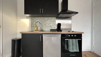 Réfrigérateur, four, plaque de cuisson, cafetière/bouilloire