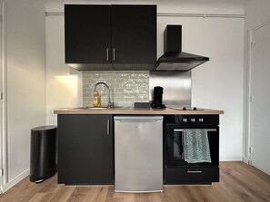 Refrigerador, horno, parrilla de estufa y cafetera y tetera