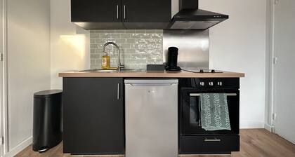 Studio 25m2 rénové proche métro - Parking privé