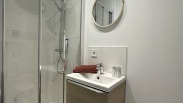 Sèche-cheveux, serviettes fournies, papier toilette