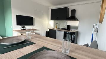 Réfrigérateur, four, plaque de cuisson, cafetière/bouilloire