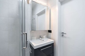 Dusche, Haartrockner, Handtücher