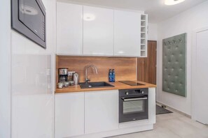 Fridge, microwave, oven, stovetop - Flamingo Apartament 41 | Apartament | Parking (Miedzyzdroje)