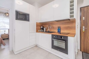 Fridge, microwave, oven, stovetop - Flamingo Apartament 41 | Apartament | Parking (Miedzyzdroje)