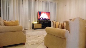 Living area - Bliss Nairobi-Homestay (Nairobi)