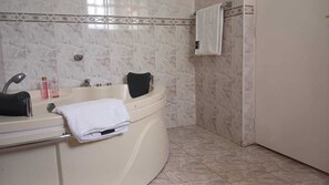 Chuveiro, bidê, toalhas de banho, sabonete