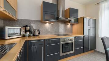 Réfrigérateur, micro-ondes, four, plaque de cuisson