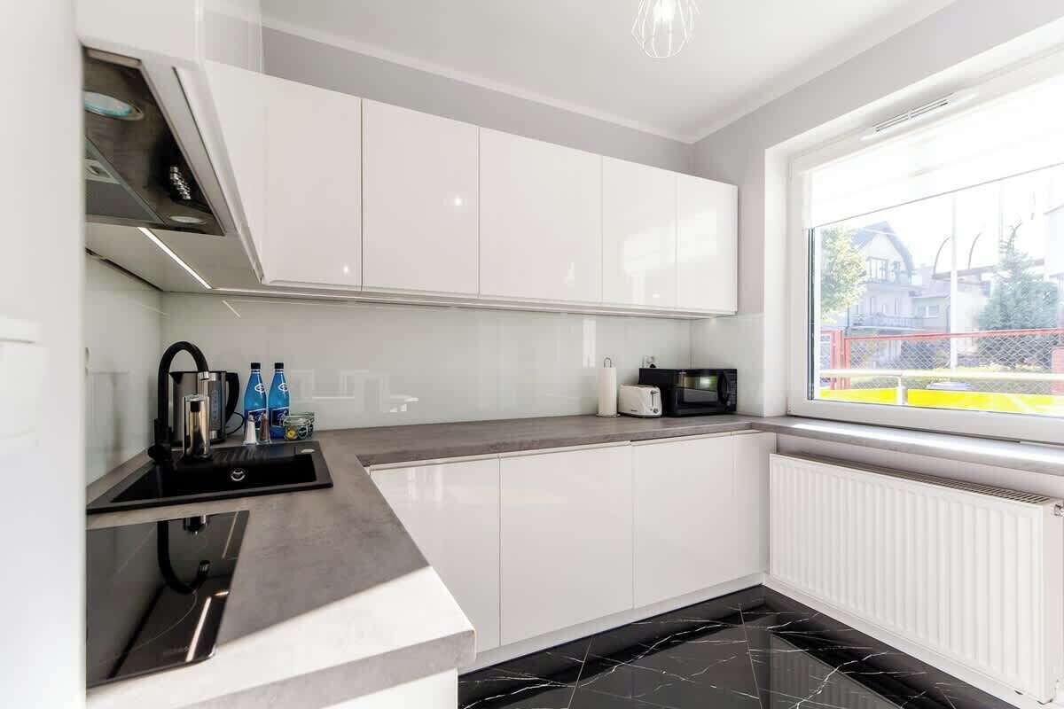 Kühlschrank, Mikrowelle, Herdplatte, Geschirrspüler