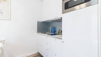 Een koelkast, een magnetron, een kookplaat