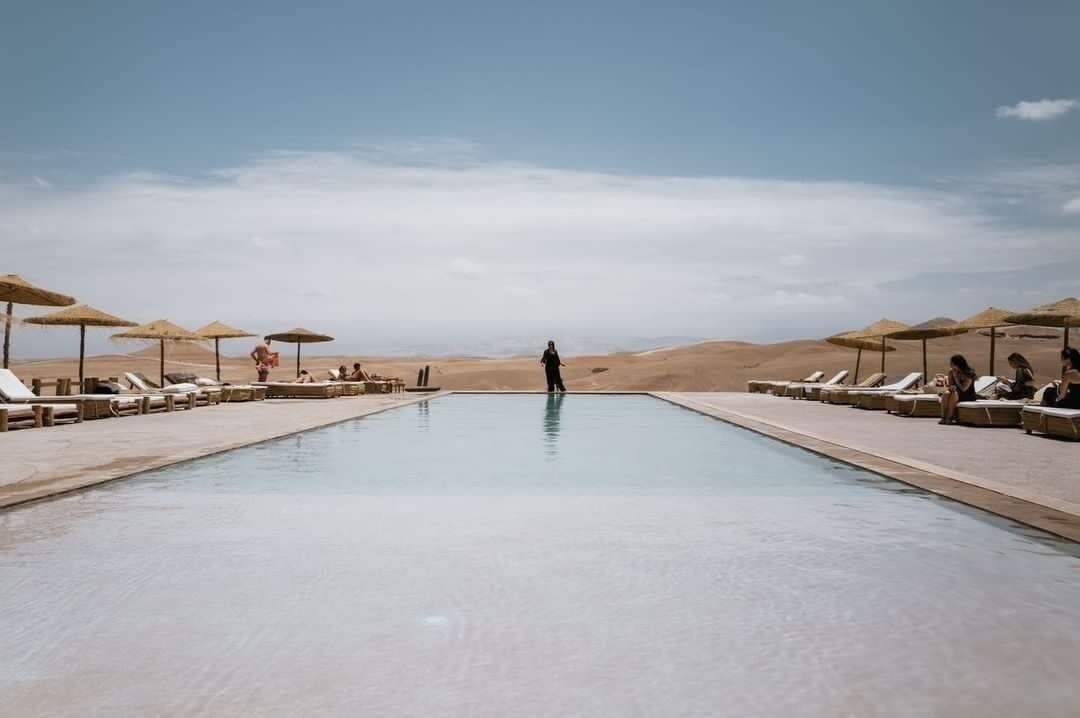 室外游泳池，提供泳池遮陽傘和日光浴躺椅