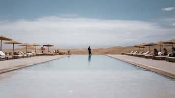 Piscina externa, guarda-sóis, espreguiçadeiras