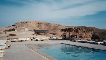 AuĂenpool, Sonnenschirme, LiegestĂŒhle