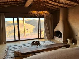 Quarto panorâmico, 1 cama King, vista para a montanha | 1 quarto, individualmente decorados, individualmente mobiliados