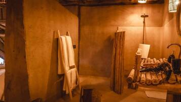 Quarto panorâmico, 1 cama King, vista para a montanha | Banheiro | Chuveiro, secador de cabelo, toalhas de banho, sabonete