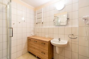 Shower, hair dryer, shampoo - Stylish Apartment with Balcony | Close to the Beach and National Park (Miedzyzdroje)