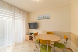 Dining - Stylish Apartment with Balcony | Close to the Beach and National Park (Miedzyzdroje)