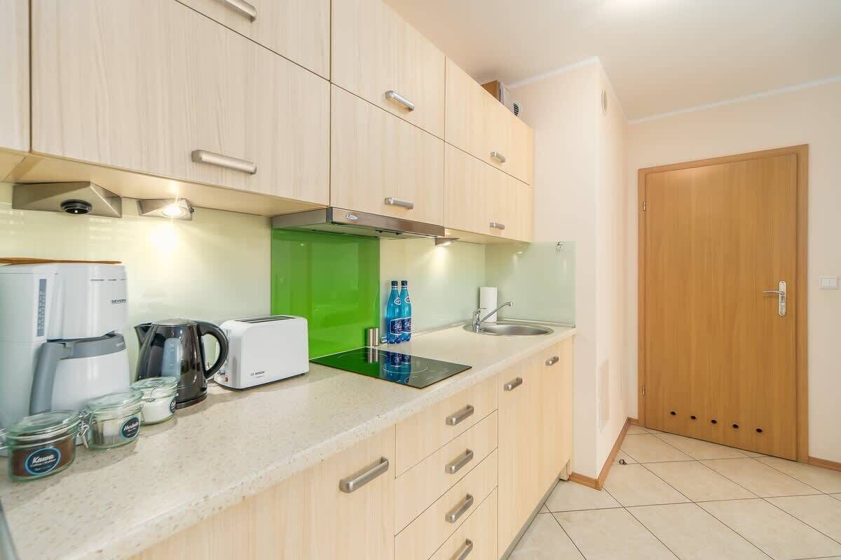 Kühlschrank, Herdplatte, Wasserkocher mit Kaffee-/Teezubehör