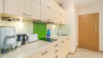 Kühlschrank, Herdplatte, Wasserkocher mit Kaffee-/Teezubehör