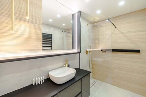 Shower, hair dryer, shampoo