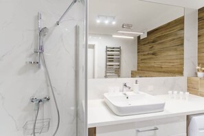 Suihku, hiustenkuivaaja, pyyhkeet