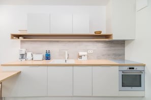 Fridge, oven, stovetop, dishwasher