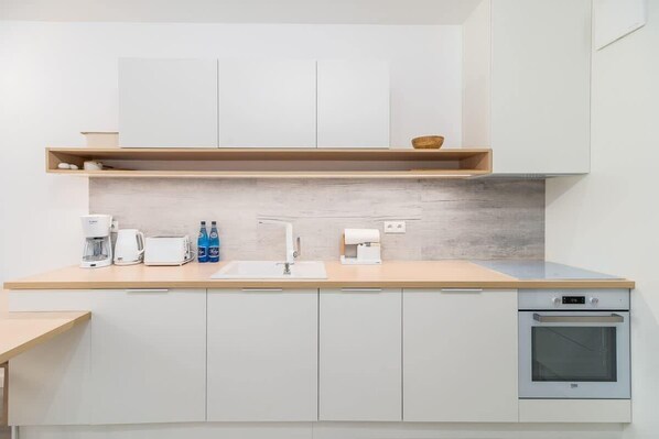 Fridge, oven, stovetop, dishwasher